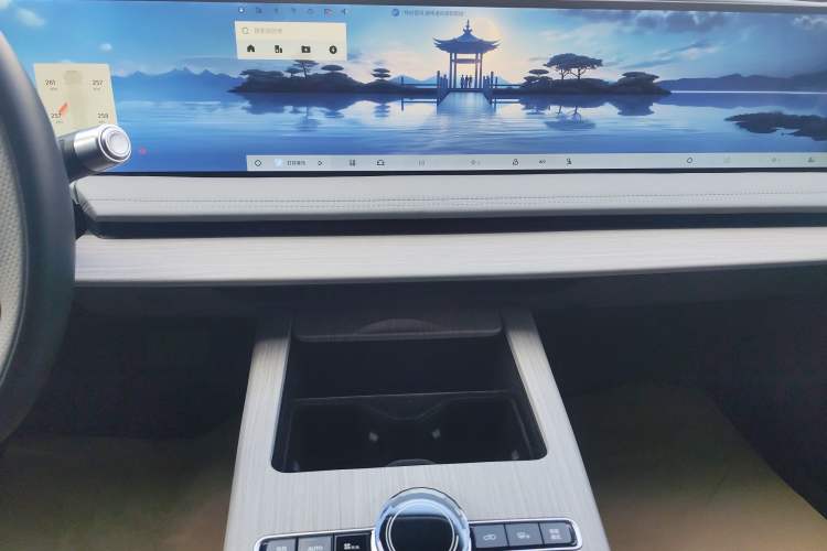 Used Geely Galaxy E8 2024 665 km Range Rear-Drive Starship Long-Range Version
