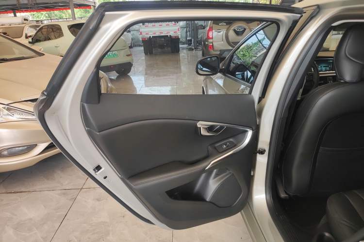 Used Volvo V40 2017 T3 Zhiyi Edition
