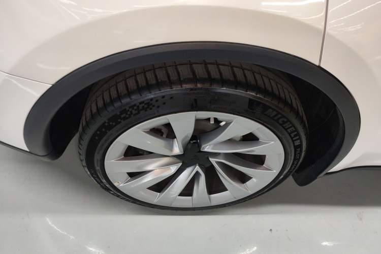 Used Tesla Model Y 2025 Long-Range All-Wheel-Drive Version
