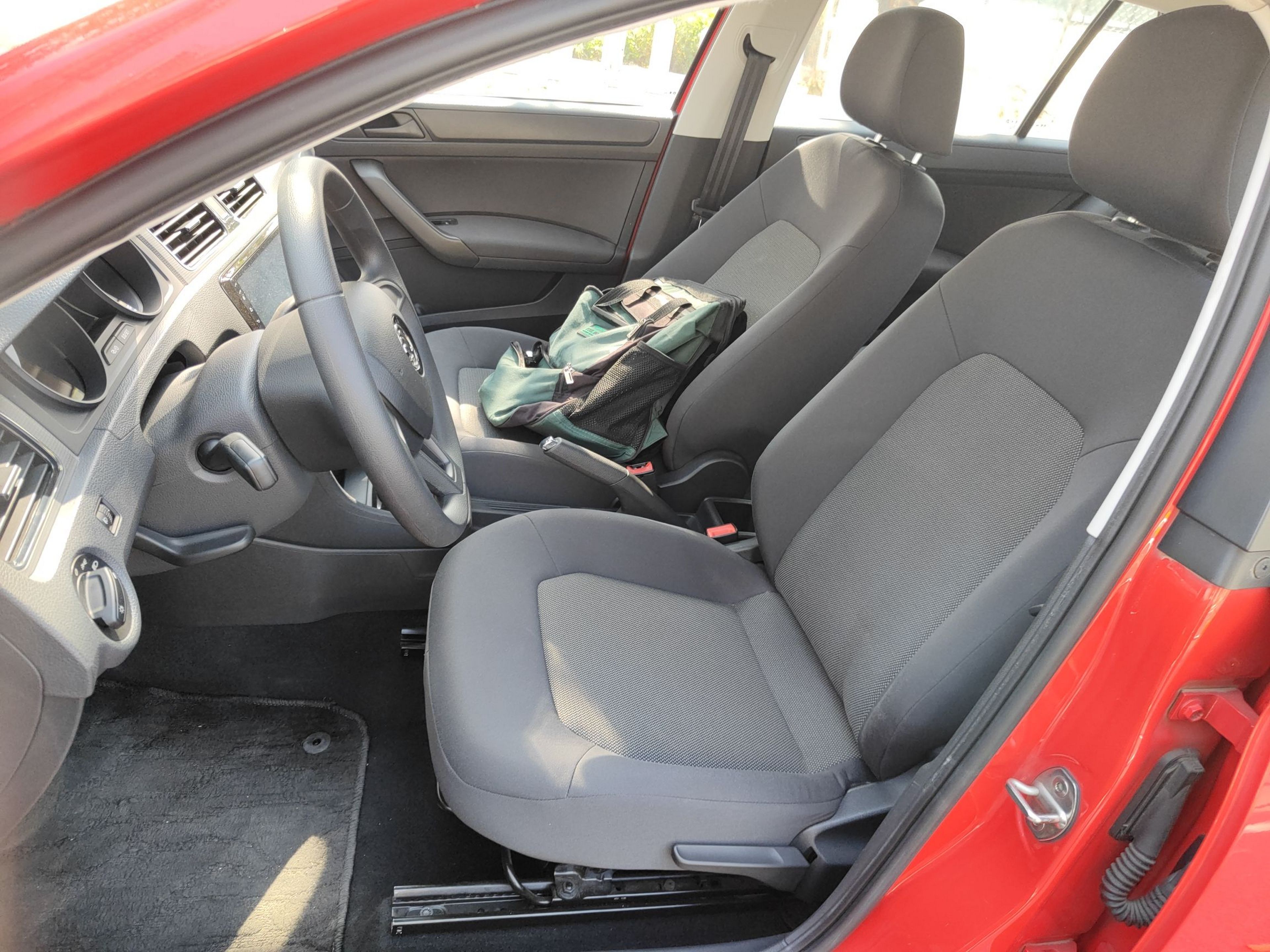 المقاعد الأمامية داخل السيارة