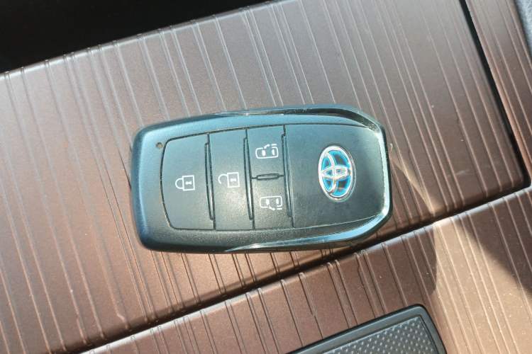 Used Toyota Granvia 2023 2.5L Hybrid Luxury Edition
