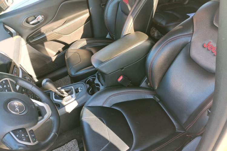 Used  Cherokee 2016 2.0L Leading Edition