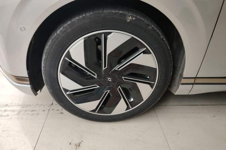 Used  eπ008 2024 210Max Range-Extended Version 6 Seats