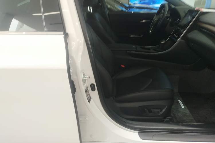 Used Toyota Avalon 2023 2.0L Premium Edition
