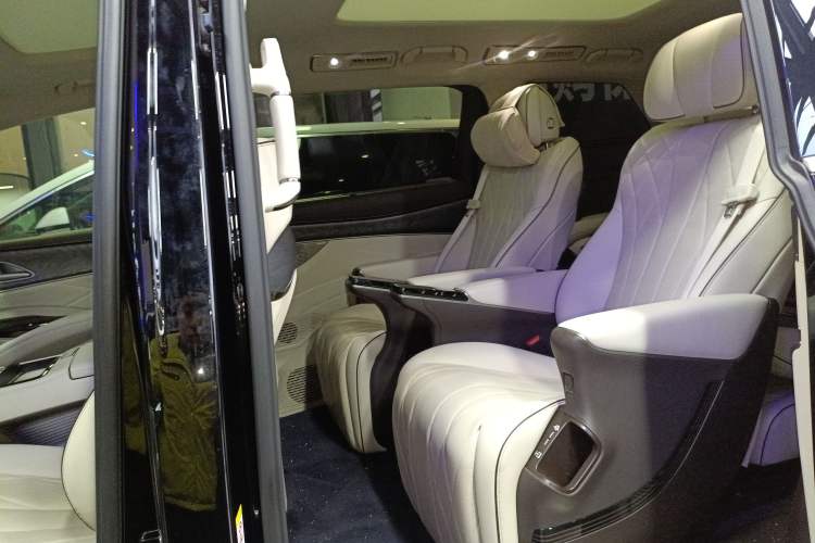 Used Denza D9 2024 DM-i 1050 Luxury Model
