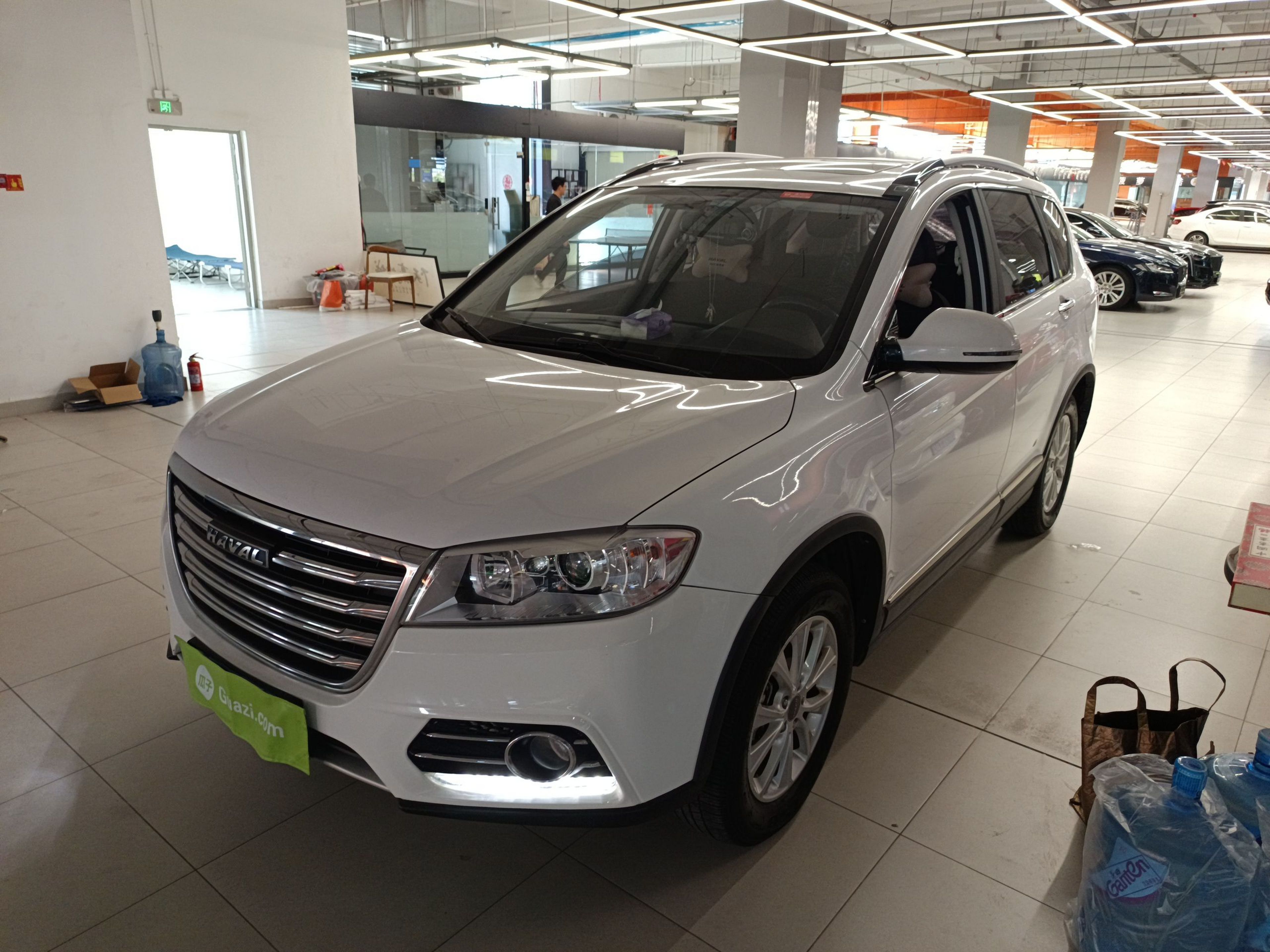 تحت مقدمة السيارة