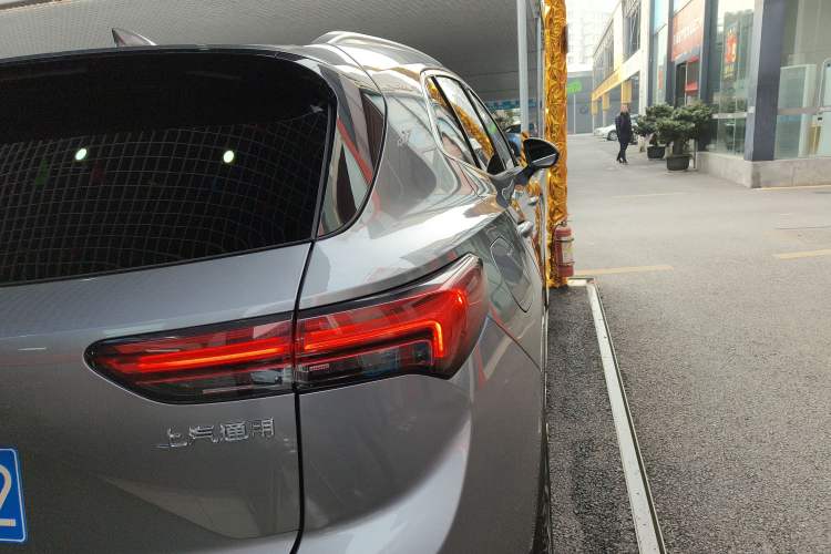 Used Buick Envision 2022 Encore S 652T Two-Wheel-Drive Luxury Model
