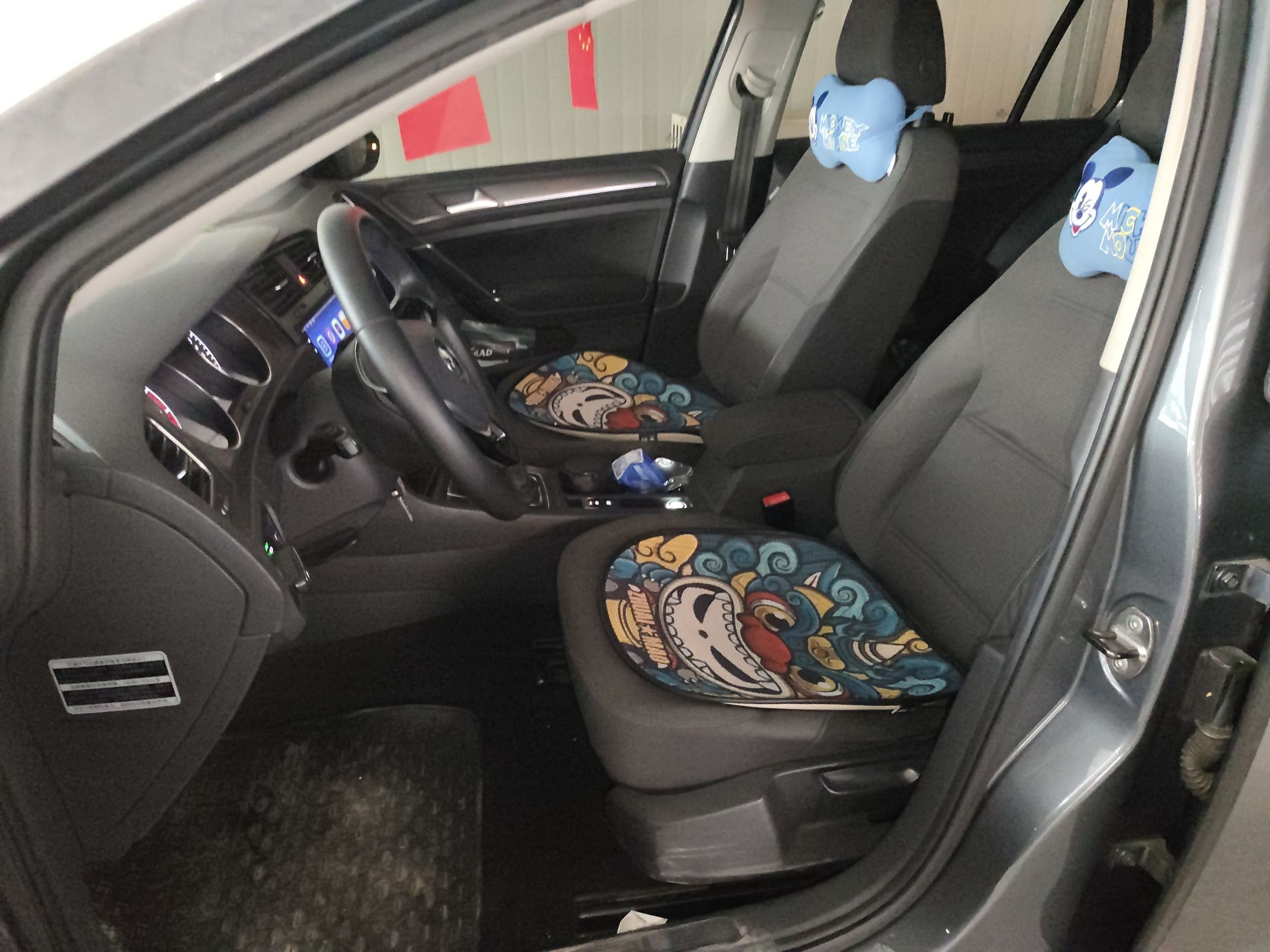 المقاعد الأمامية داخل السيارة