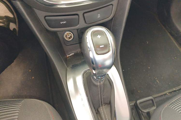 Used Buick Encore 2015 1.4T Automatic Two-Wheel Drive Urban Elite Version
