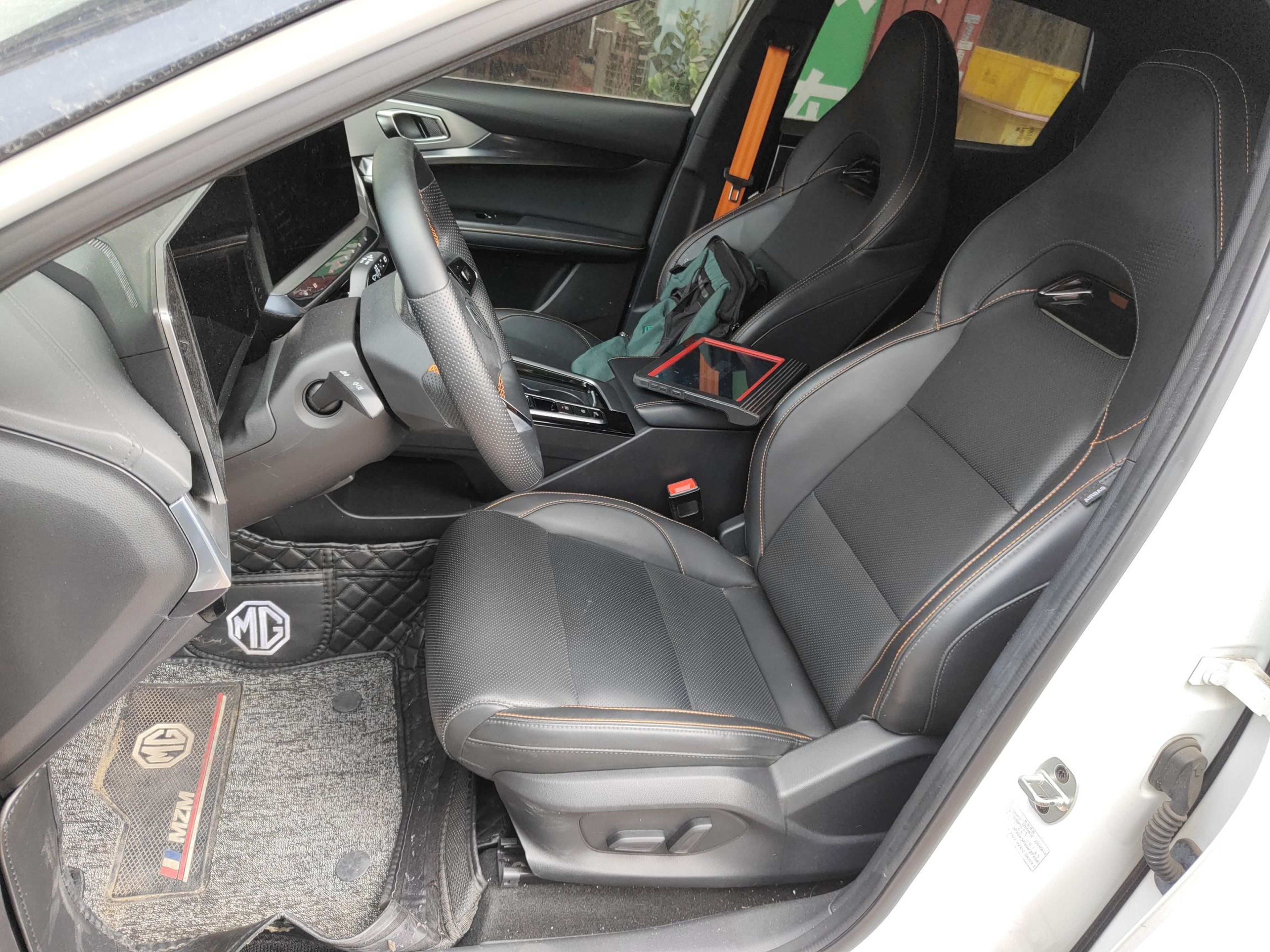 المقاعد الأمامية داخل السيارة