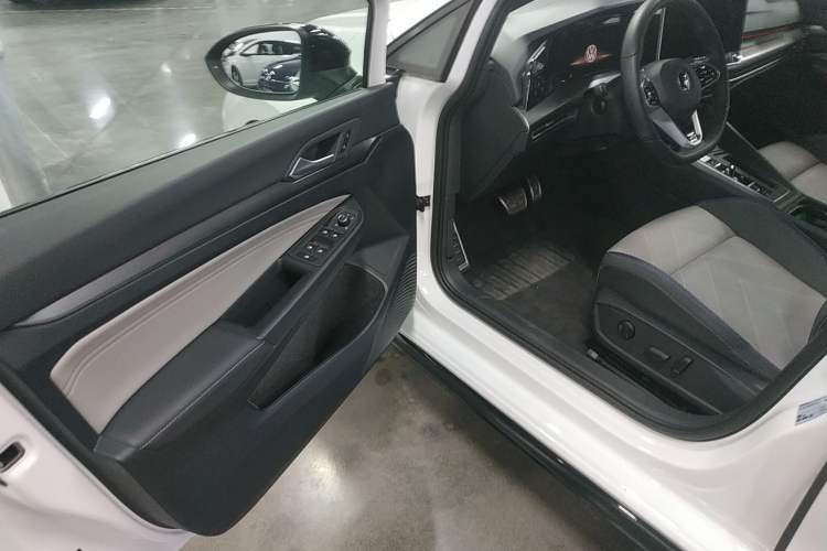 Used Volkswagen Golf 2025 300TSI R-Line
