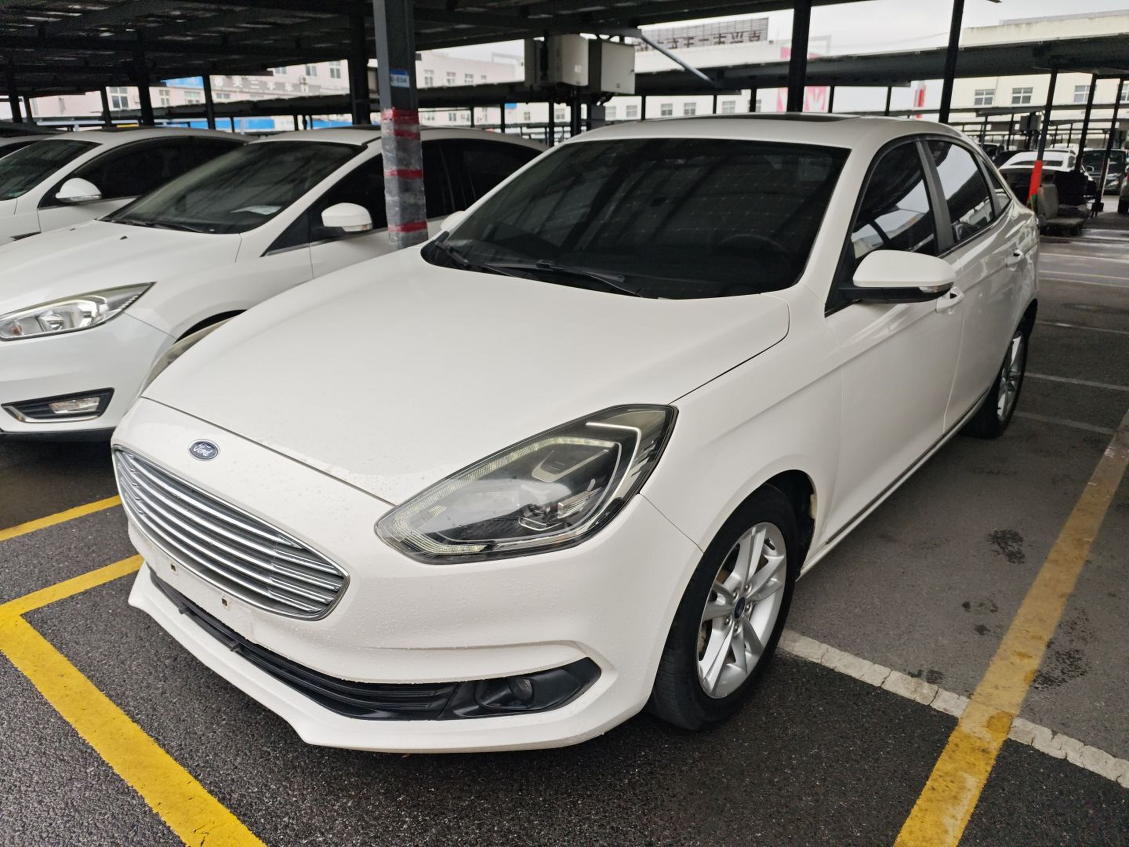 Под передней частью автомобиля