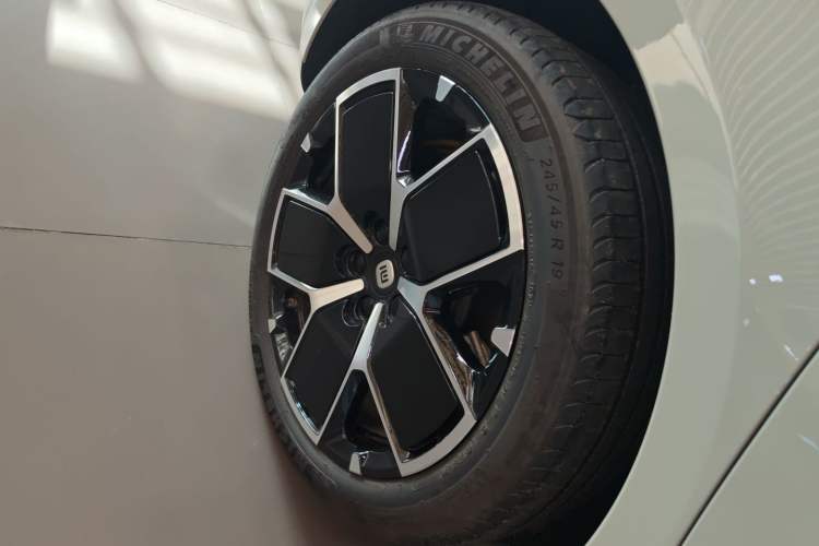 Used  SU7 2024 Rear-Drive Ultra-Long Range Advanced Pro-Level Intelligent Driving Version
