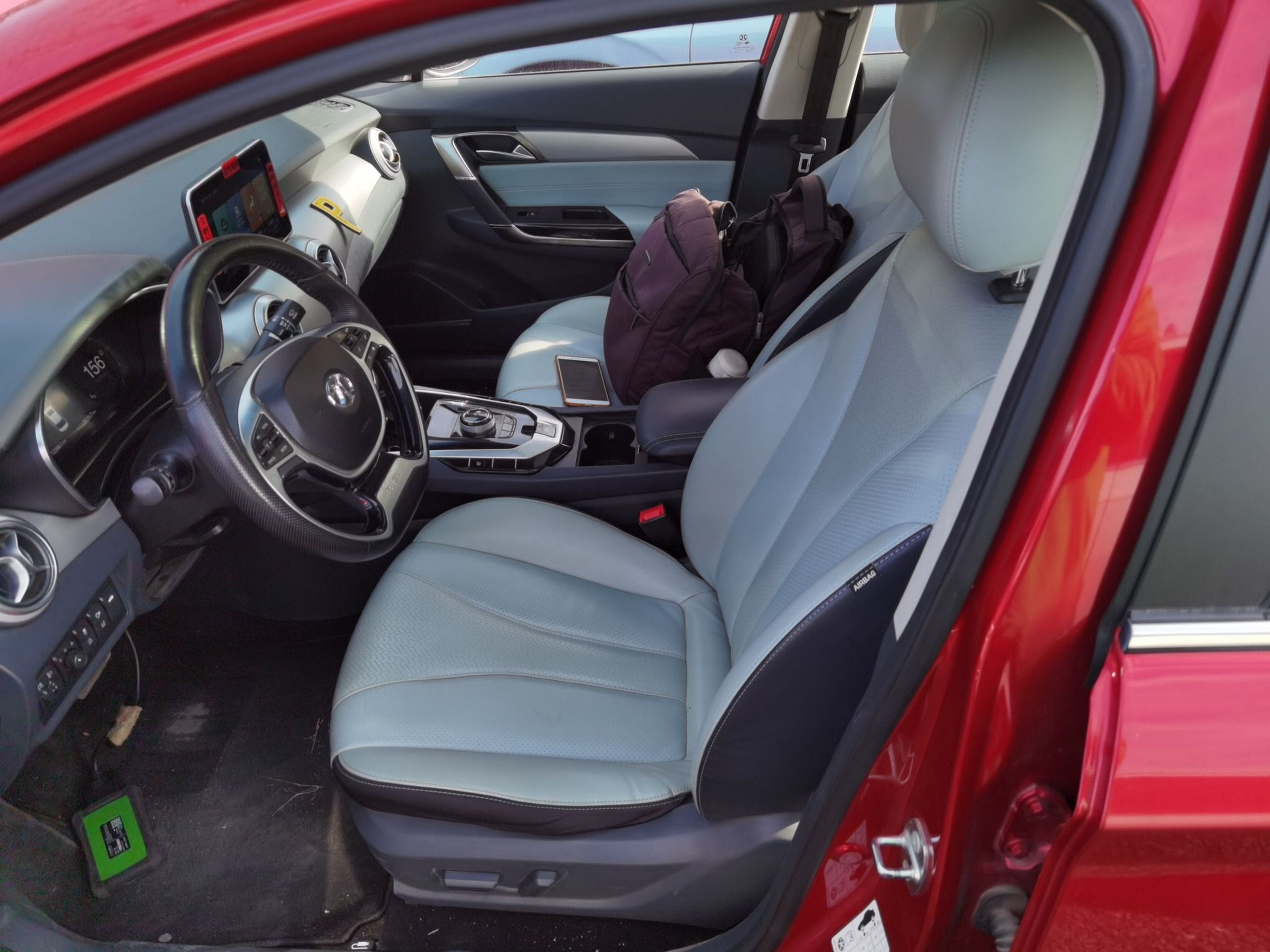 المقاعد الأمامية داخل السيارة