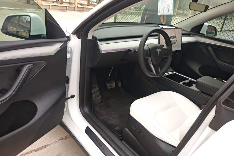 Used Tesla Model Y 2023 Long-Range All-Wheel-Drive Version
