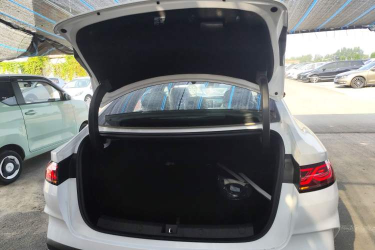 Used BYD Qin L 2025 DM-i Smart Drive 80KM Leading Model
