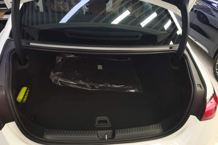 Used Mercedes-Benz E-Class 2024 Facelift E 260 L 4MATIC
