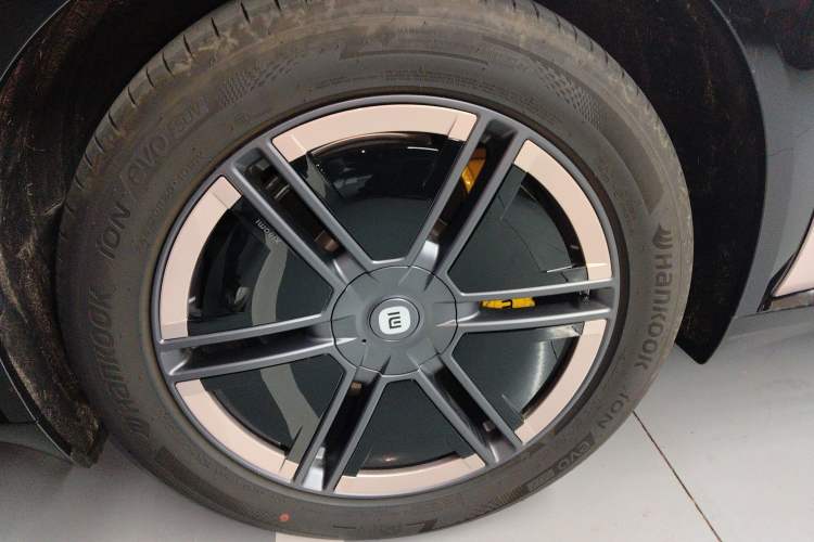 Used  YU7 2025 Ultra-Long Range All-Wheel Drive Pro Version
