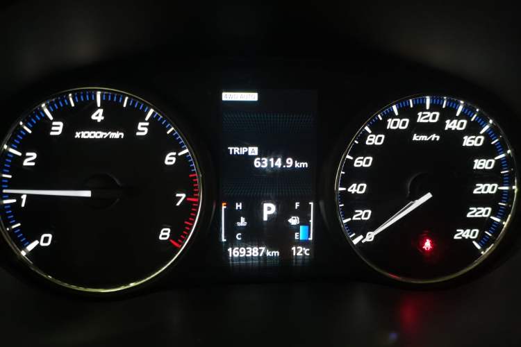 Used Mitsubishi Outlander 2019 2.4L 4x4 Zhi Xiang Edition 5 Seats China VI Standard
