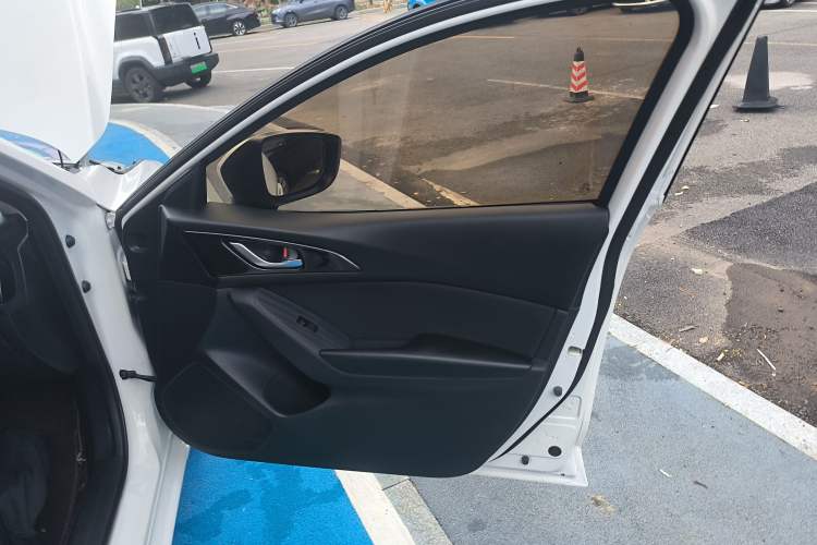 Used Mazda Mazda 3 Axela 2016 Sedan 1.5L Automatic Luxury Model
