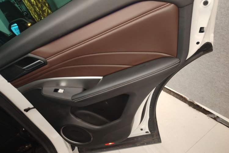 Used Wey VV6 2019 2.0T Two-Wheel-Drive Ultra-Luxury Version China VI Standard
