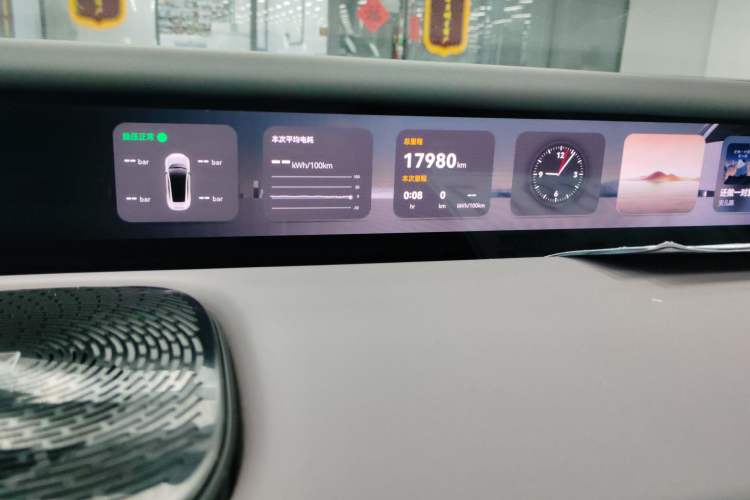 Used  12 2023 700 Three-Laser Rear-Wheel Drive Luxury Edition