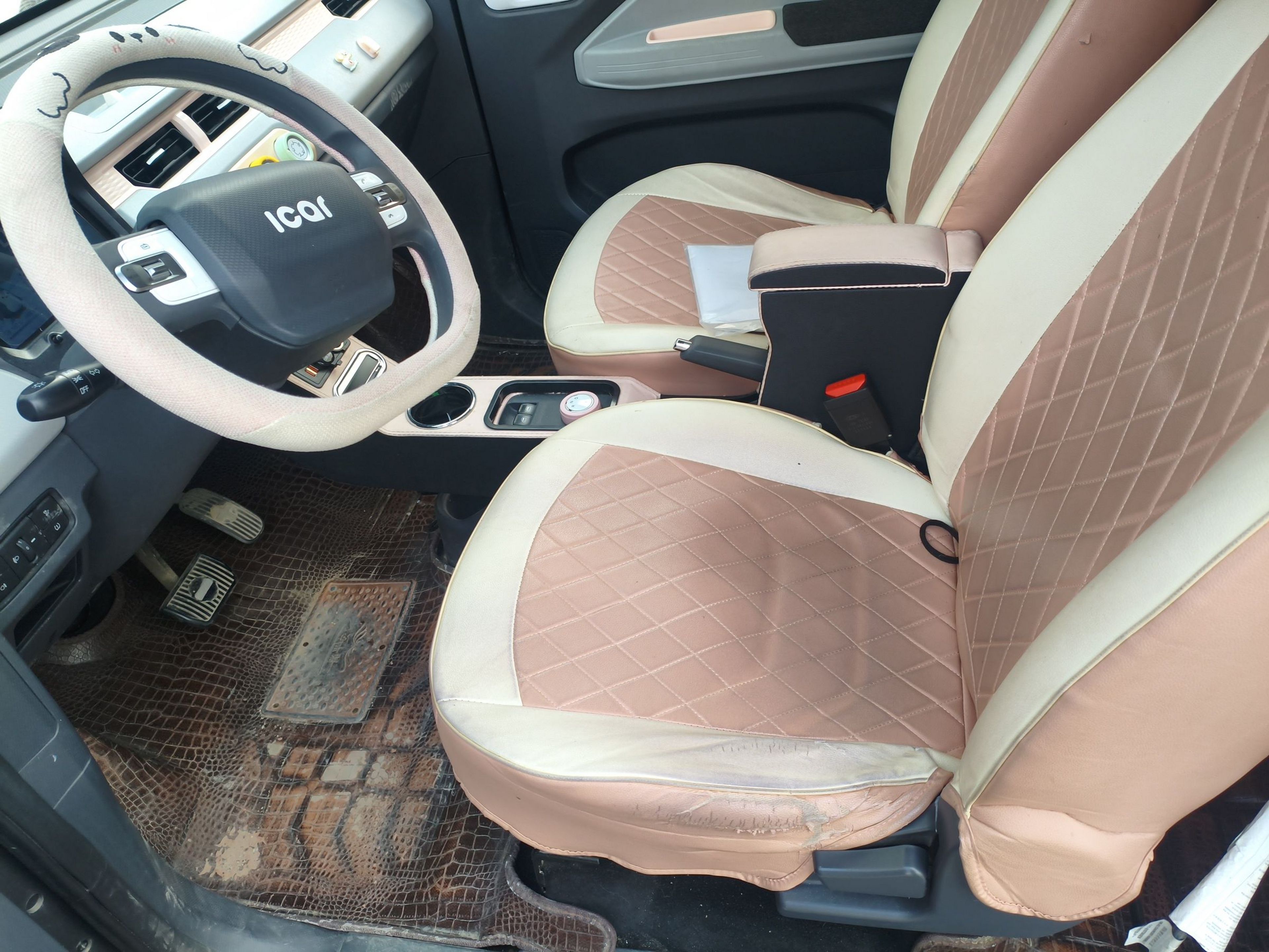 المقاعد الأمامية داخل السيارة