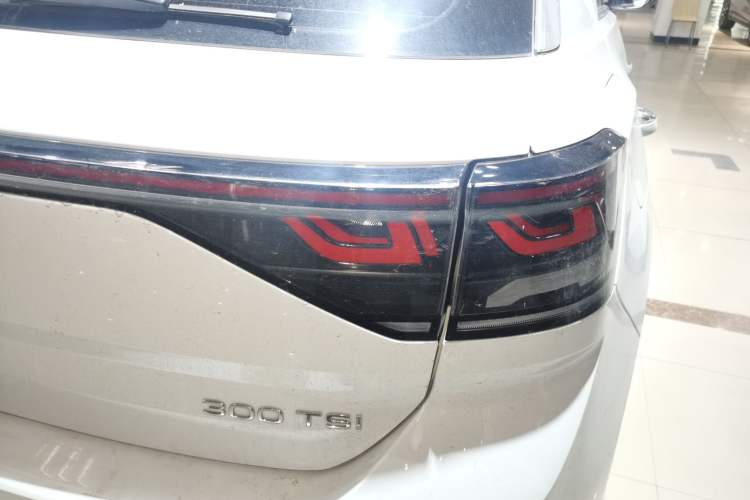 Used Volkswagen T-ROC 2025 300TSI DSG Two-Wheel Drive Chen Guang Edition
