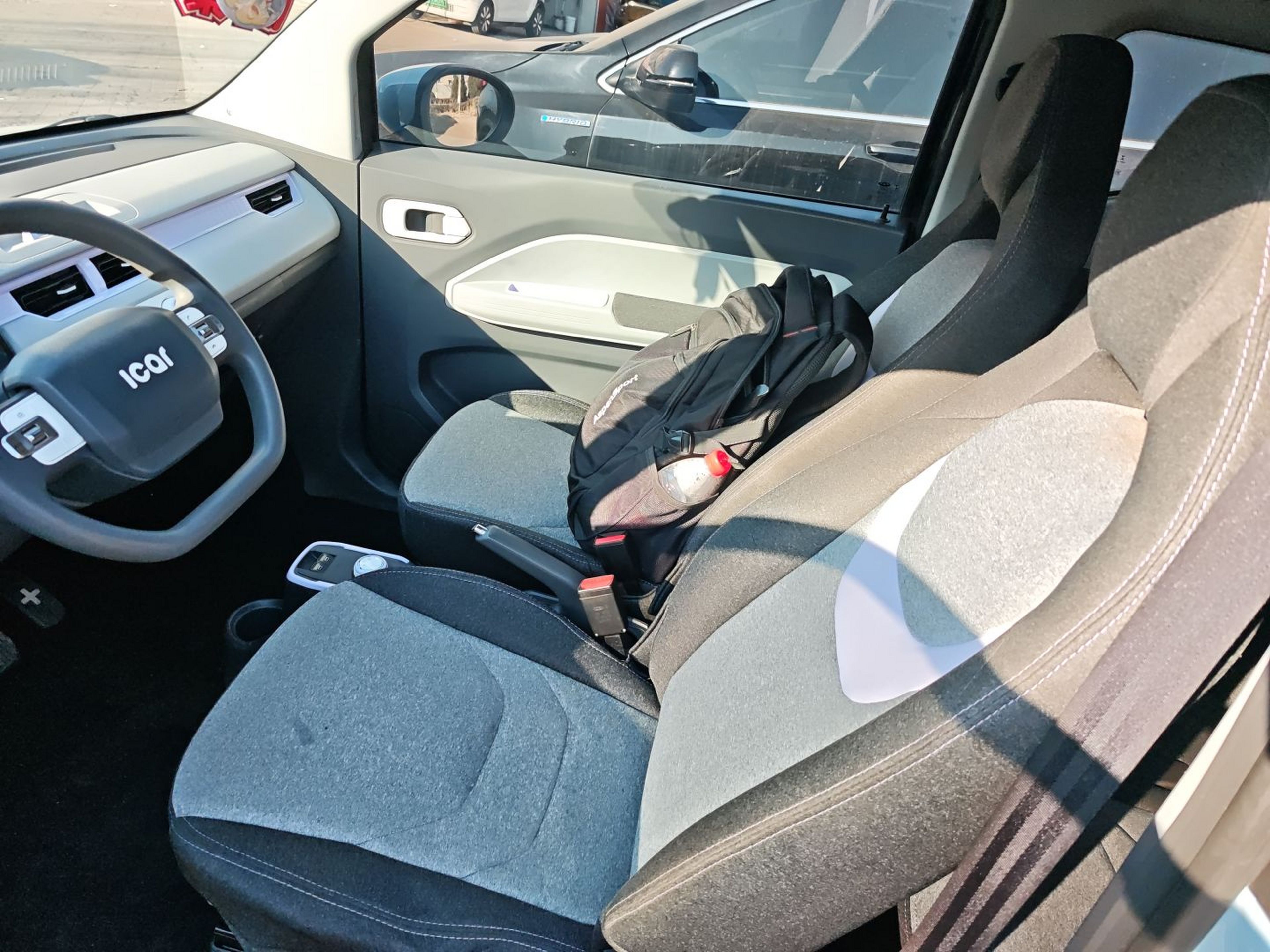 Переднее сиденье в автомобиле