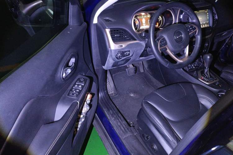 Used Jeep Cherokee 2016 2.0L Superior Edition