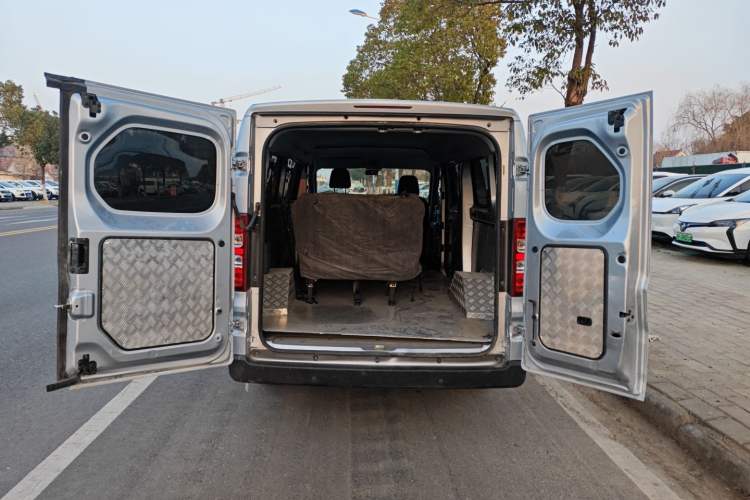 Used Wuling Yangguang 2024 300KM Comfort Version Passenger Van 75kW
