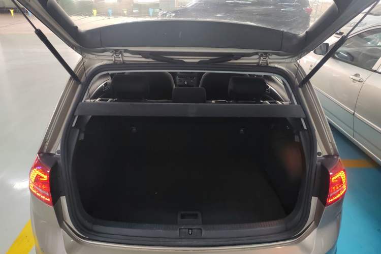 Used Volkswagen Golf 2016 1.6L Automatic Fashion Model
