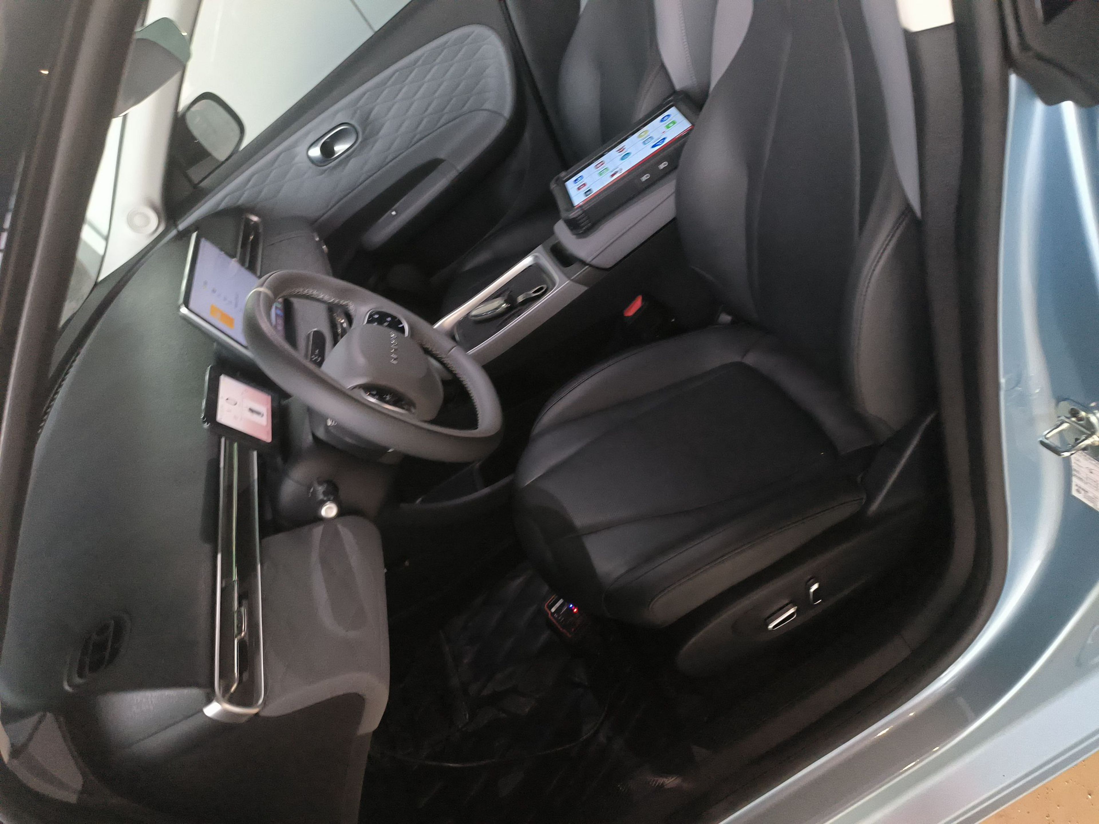 المقاعد الأمامية داخل السيارة