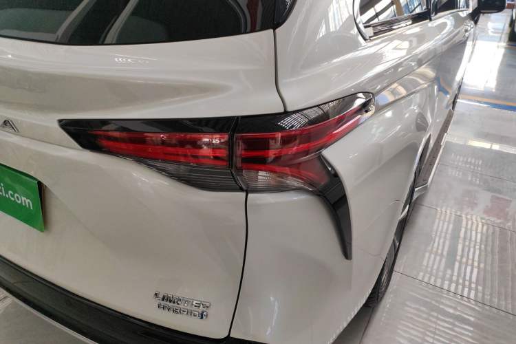 Used Toyota Sienna 2023 2.5L Hybrid Deluxe Edition
