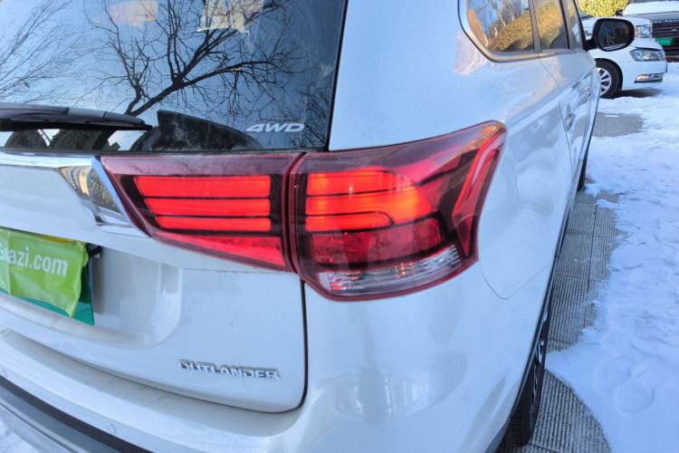 Used Mitsubishi Outlander 2019 2.4L 4x4 Zhi Xiang Edition 5 Seats China VI Standard