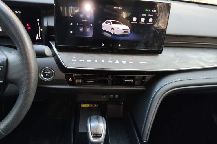 Used Toyota Camry 2024 Dual-Motor 2.0 HGVP Luxury Edition
