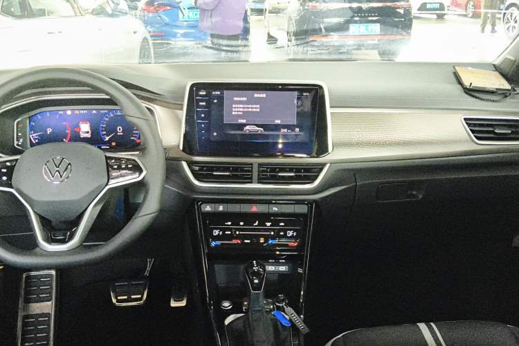 Used Volkswagen T-ROC 2025 Facelifted 300TSI DSG Two-Wheel-Drive Chen Guang Edition
