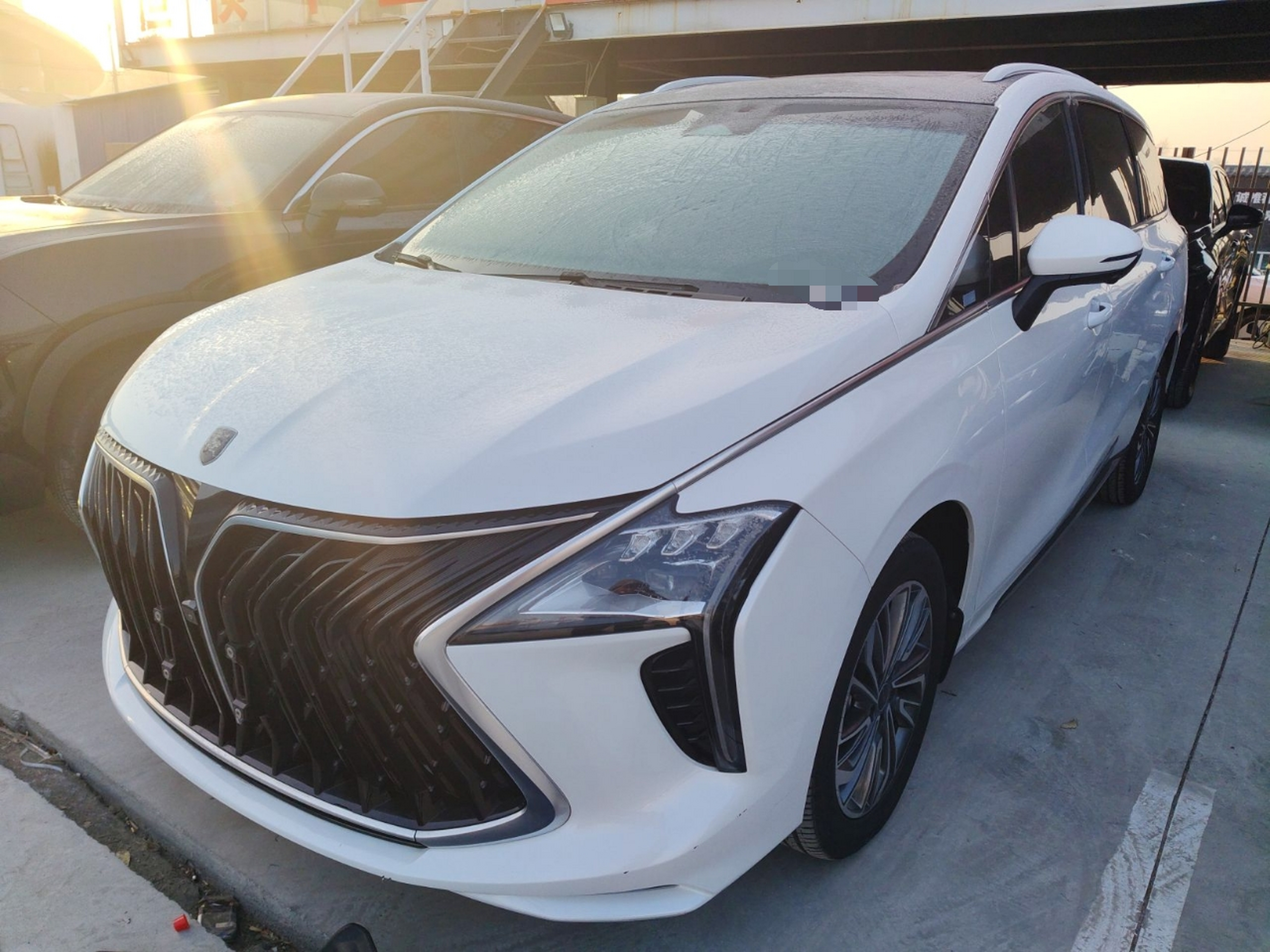 تحت مقدمة السيارة