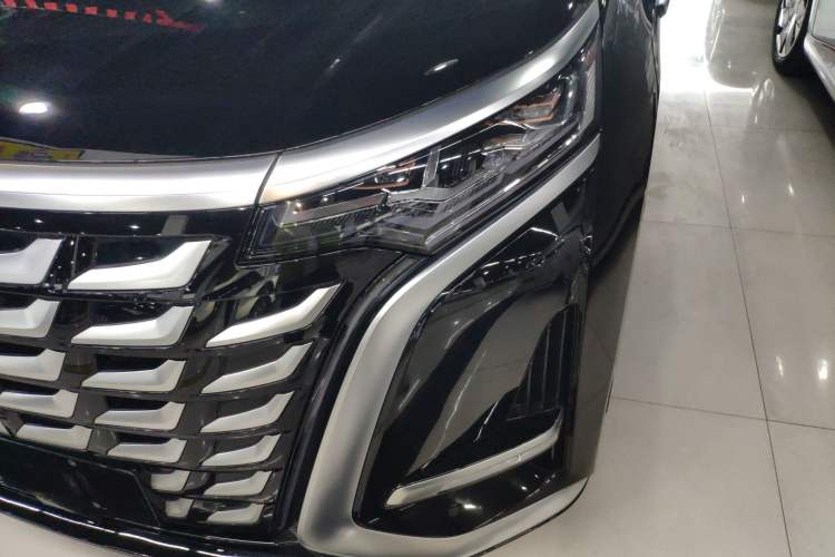 Used Denza D9 2025 DM-i Intelligent Drive 1020 Four-Wheel Drive Prestige Model
