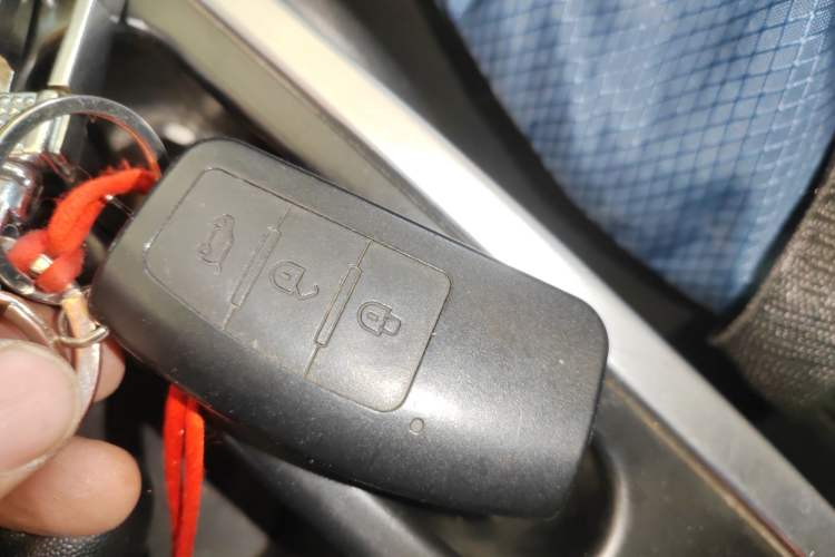 Used JMC Yusheng S350 2014 2.4T Automatic 2WD Diesel Luxury Version with Sunroof 5 Seats
