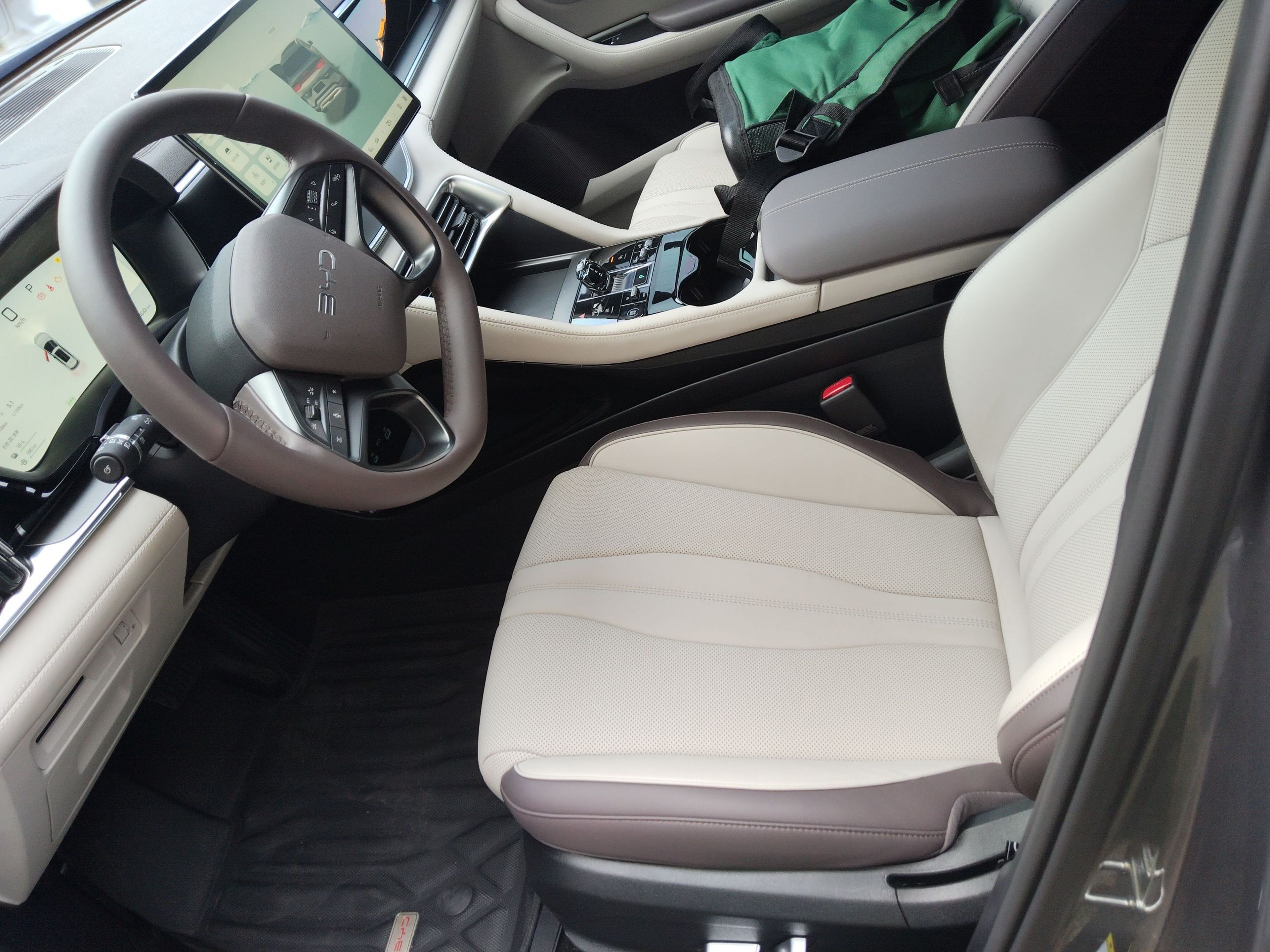 Переднее сиденье в автомобиле