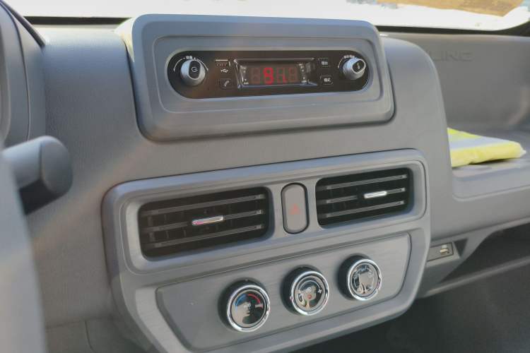 Used Wuling Yangguang 2024 300KM Comfort Version Passenger Van 75kW
