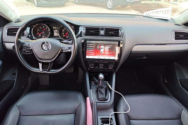 Used Volkswagen Sagitar 2017 230TSI Automatic Comfort Version
