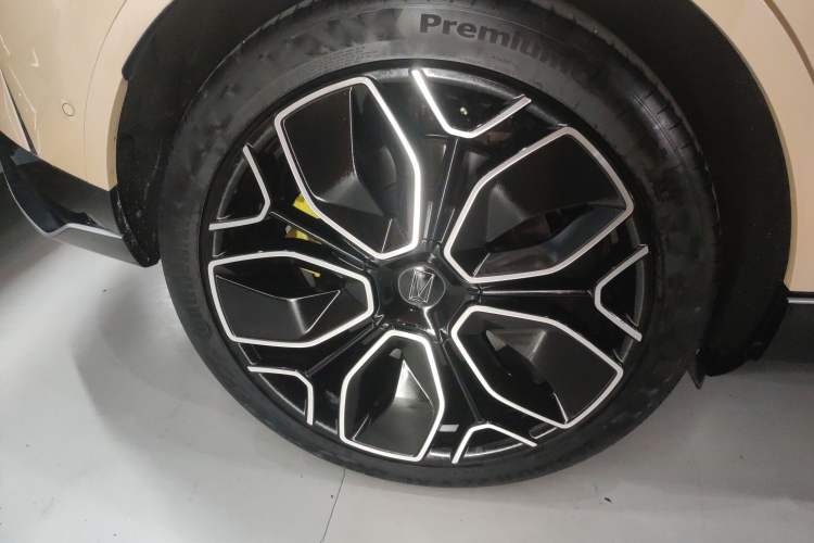 Used  11 2024 630 Rear-Wheel Drive Edition with Three Lasers