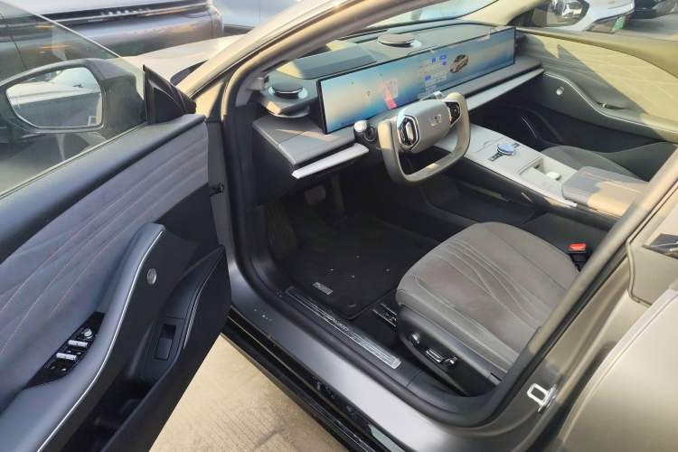 Used  E8 2024 620 km All-Wheel-Drive Dragon Edition
