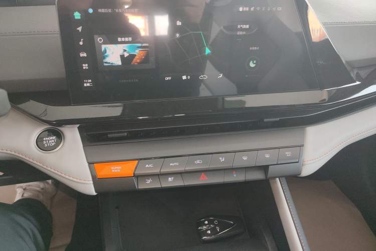 Used Changan UNI-V iDD 2024 Blue Whale Smart Electric iDD 136km ZhiKu Model
