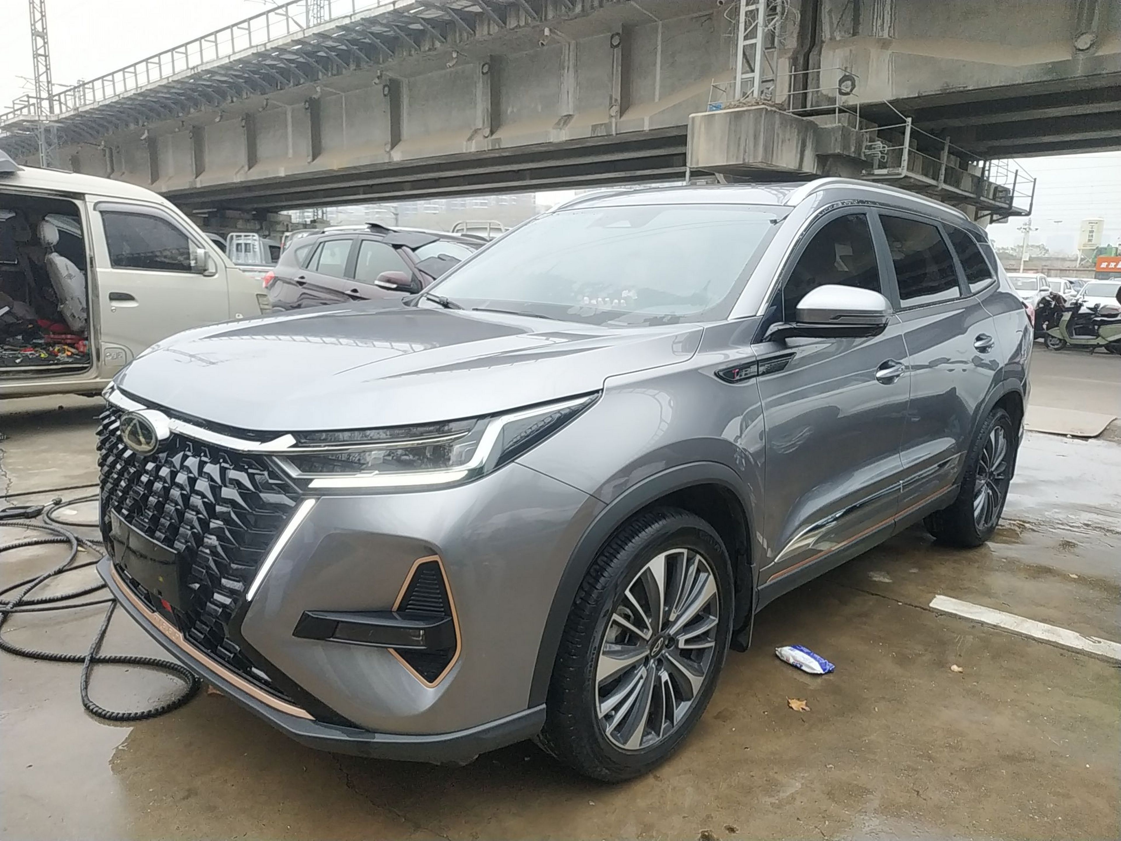 تحت مقدمة السيارة