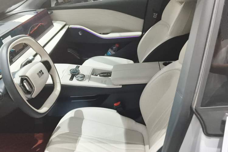 Used Geely Galaxy E8 2024 665 km Range Rear-Drive Starship Long-Range Version
