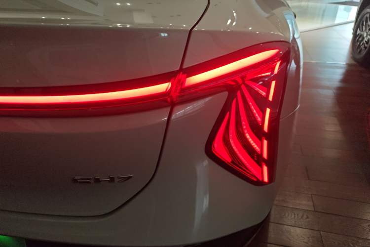 Used Hongqi EH7 2025 690 Smart Selection Edition
