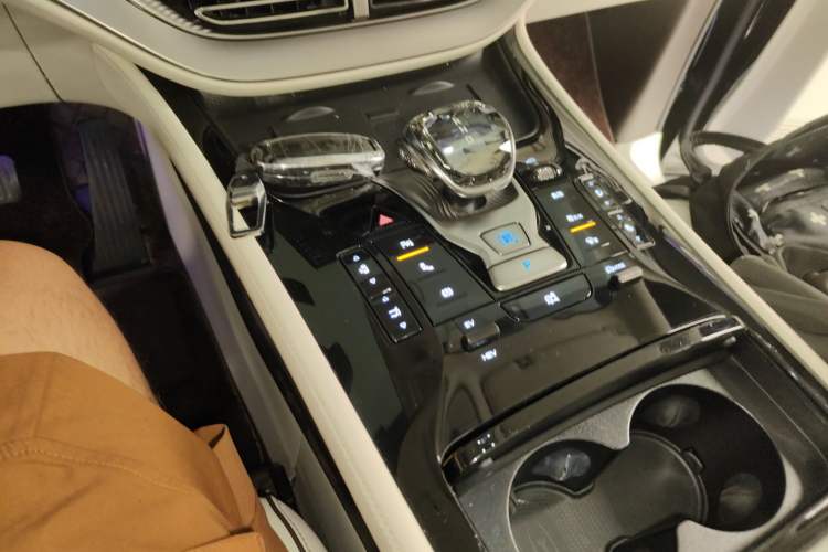 Used Denza D9 2024 DM-i 1050 Luxury Model
